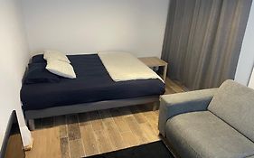 Studio bien situé&tout équipé dans une maison